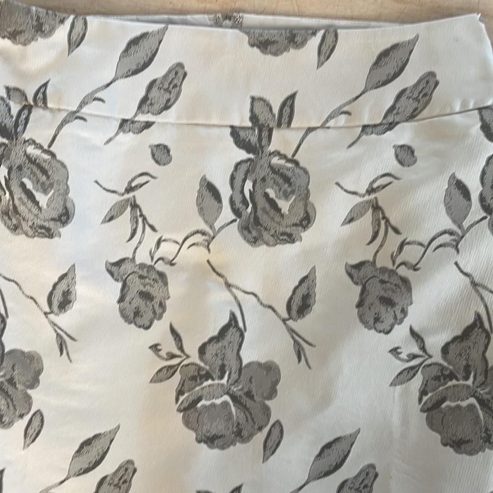 RW&CO. Fully lined lightweight silver grey and black floral pencil skirt SIZE 6 - Picture 3 of 6